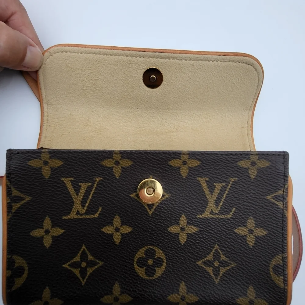 LOUIS VUITTON Pochette Florentine Monogram Canvas Belt Bag..Authentic w/COA..